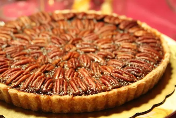 Foto von Klassischer Pecan Pie (Pekannusskuchen) – fertig angerichtet