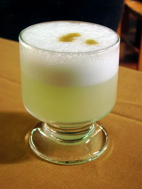Foto von Klassischer Pisco Sour – fertig angerichtet