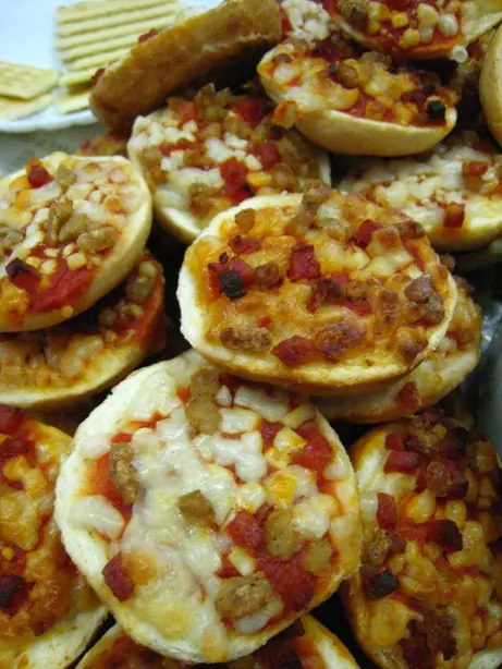 Foto von Klassischer Pizza-Bagel – fertig angerichtet