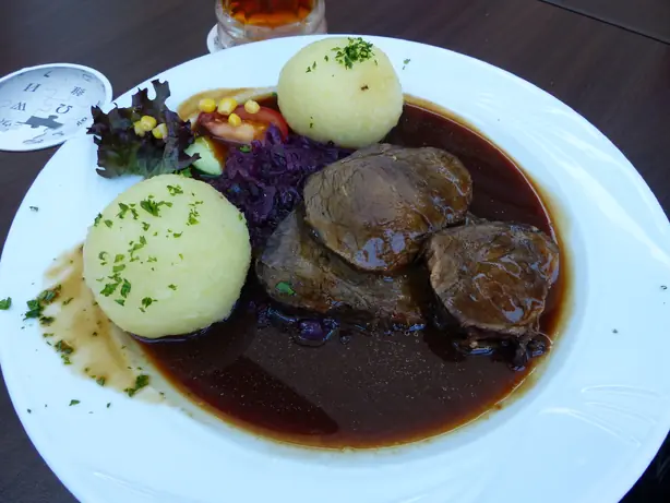 Foto von Klassischer Rheinischer Sauerbraten – fertig angerichtet
