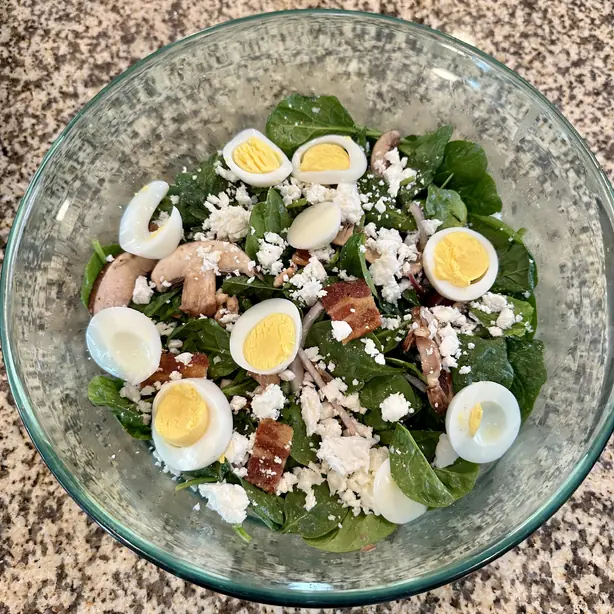Foto von Klassischer Spinatsalat mit warmem Speckdressing – fertig angerichtet