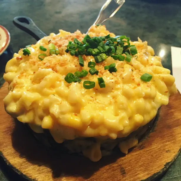 Foto von Klassisches Amerikanisches Macaroni and Cheese – fertig angerichtet