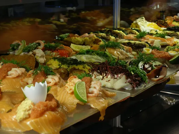 Foto von Klassisches Dänisches Smørrebrød mit Roastbeef – fertig angerichtet