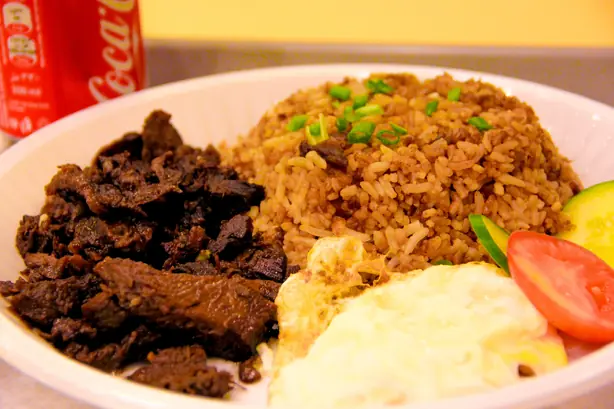 Foto von Klassisches filipinisches Silog (Knoblauchreis mit Ei und Fleisch) – fertig angerichtet
