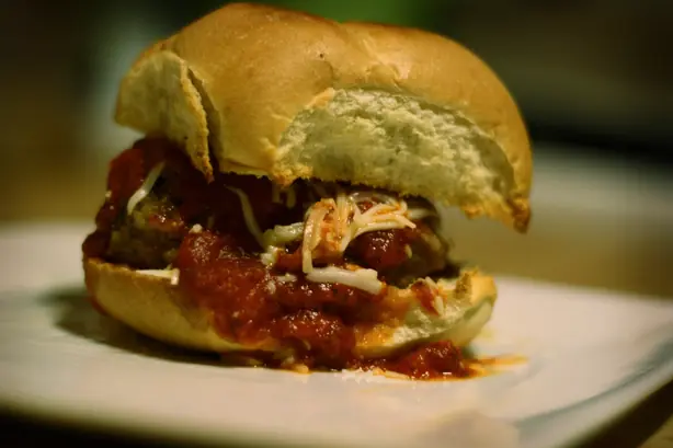 Foto von Klassisches Meatball Sandwich – Der Italo-Amerikanische Sub-Traum – fertig angerichtet