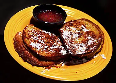Foto von Klassisches Monte Cristo Sandwich – Der herzhaft-süße Brunch-Favorit – fertig angerichtet