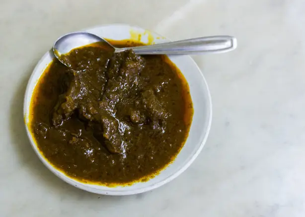 Foto von Klassisches Mutton Curry - Zartes Lamm in aromatischer Sauce – fertig angerichtet