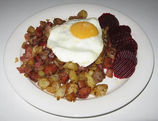 Foto von Klassisches Pyttipanna (Schwedisches Kartoffel-Hash) – fertig angerichtet