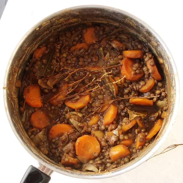 Foto von Klassisches Ragout nach französischer Art – fertig angerichtet