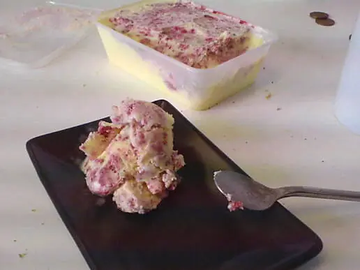 Foto von Klassisches Raspberry Ripple Eis (Himbeer-Vanille) – fertig angerichtet