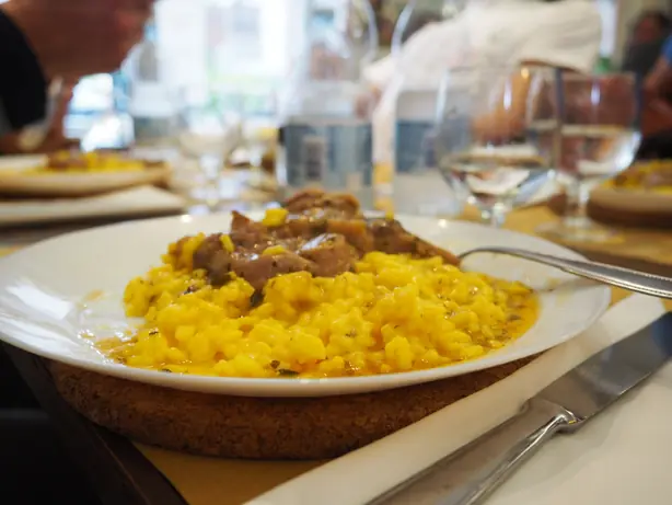 Foto von Klassisches Risotto alla Milanese – fertig angerichtet