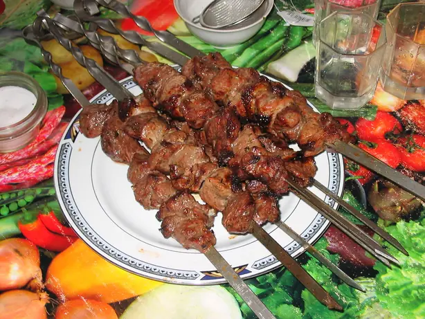 Foto von Klassisches Schaschlik (Shashlik) – fertig angerichtet