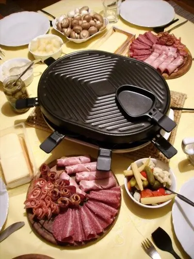 Foto von Klassisches Schweizer Raclette – fertig angerichtet