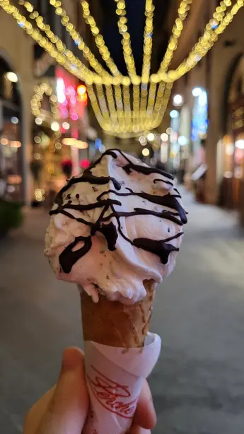 Foto von Klassisches Stracciatella-Eis (Gelato alla Stracciatella) – fertig angerichtet
