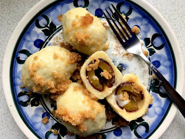 Foto von Knedle – Klassische Zwetschgenknödel aus Kartoffelteig – fertig angerichtet