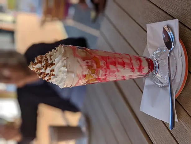 Foto von Knickerbocker Glory - Der britische Eisbecher-Klassiker – fertig angerichtet