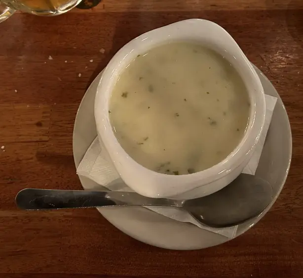 Foto von Knoephla Suppe - Der cremige Kartoffel-Klößchen-Klassiker aus Dakota – fertig angerichtet