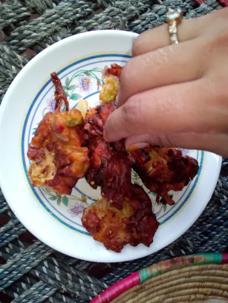 Foto von Knusprige Gemüse-Pakoras – Der indische Streetfood-Klassiker – fertig angerichtet