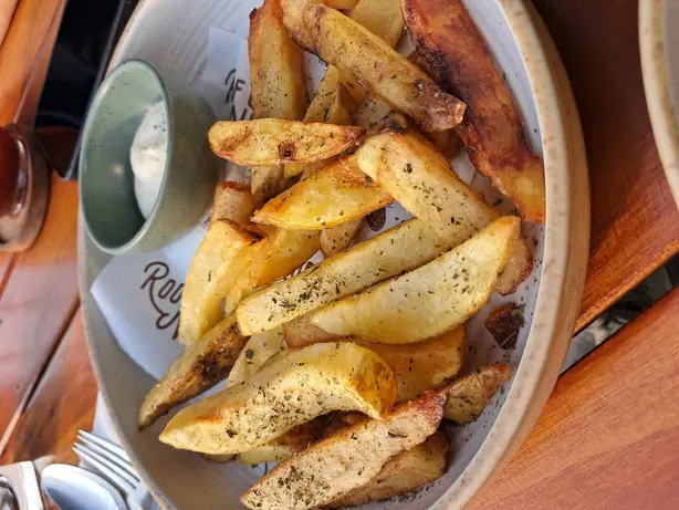 Foto von Knusprige Kartoffelspalten (Potato Wedges) – fertig angerichtet