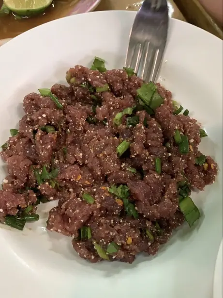 Foto von Koi Neua - Laotisches Rindertartar mit Limette und Kräutern – fertig angerichtet
