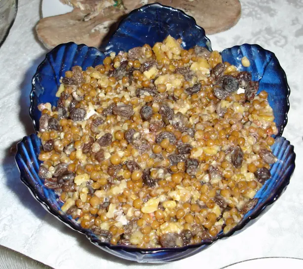 Foto von Koljivo (Koliva) - Das orthodoxe Ritual-Weizengericht – fertig angerichtet