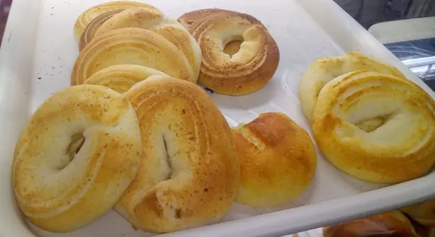 Foto von Kolumbianisches Pan de Queso (Käsebrot-Ringe) – fertig angerichtet