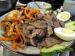 Foto von Koreanisches Pyeonyuk (Gepresste Fleischscheiben) – fertig angerichtet