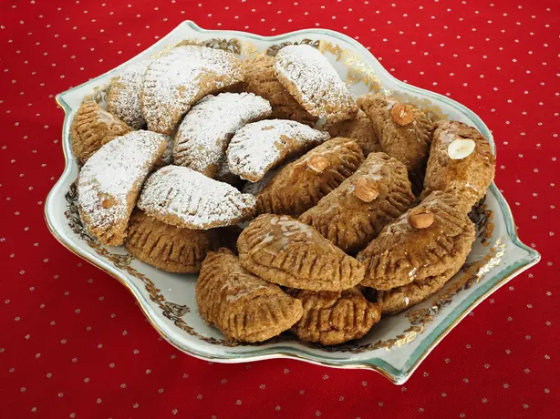 Foto von Kourabiedes - Traditionelle griechische Butter-Mandel-Plätzchen – fertig angerichtet
