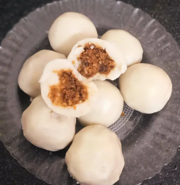 Foto von Kozhukkatta - Authentische südindische Reismehl-Knödel mit süßer Kokosfüllung – fertig angerichtet