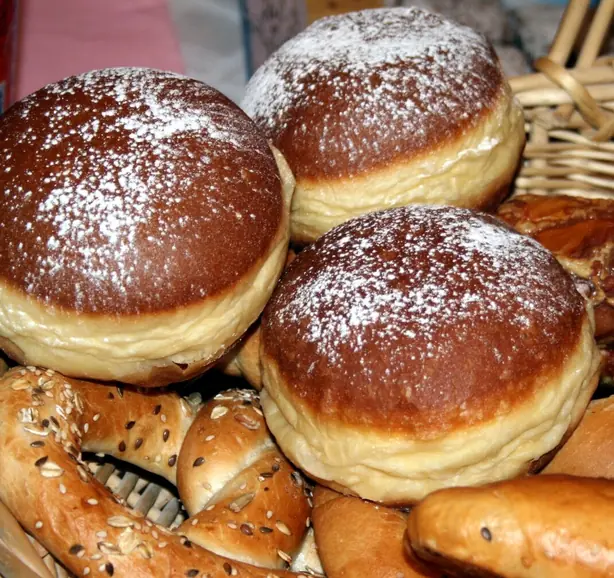 Foto von Krafna - Luftige Balkan-Krapfen mit fruchtiger Füllung – fertig angerichtet