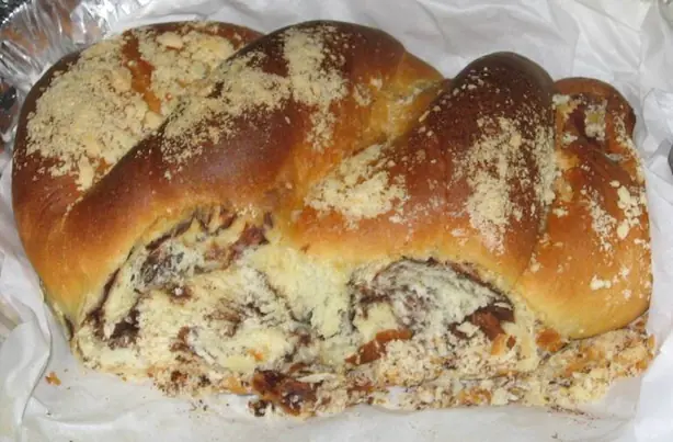 Foto von Krantz Cake (Schokoladen-Babka) - Der geflochtene Hefekuchen-Klassiker – fertig angerichtet