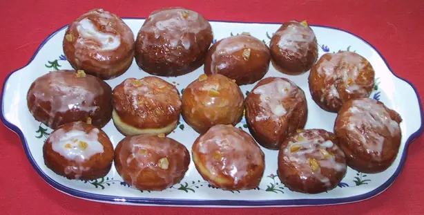 Foto von Kreple (Pączki) – Der polnische Krapfen-Klassiker – fertig angerichtet