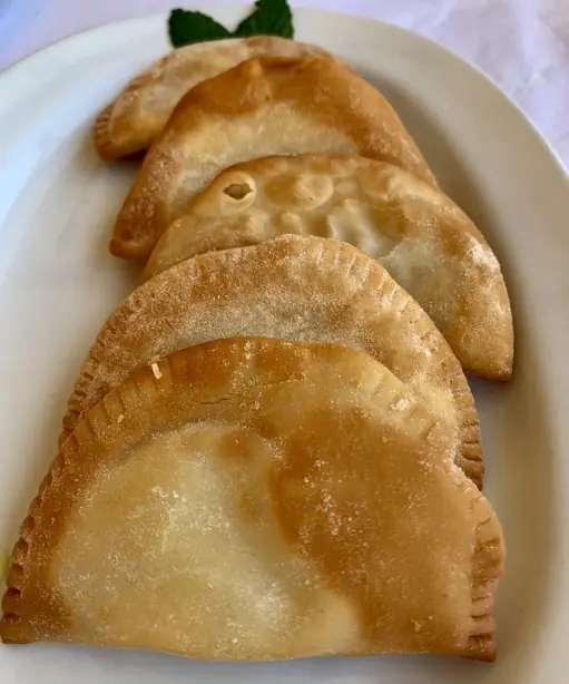 Foto von Kretische Kalitsounia - Süße Käsetaschen mit Honig & Zimt – fertig angerichtet