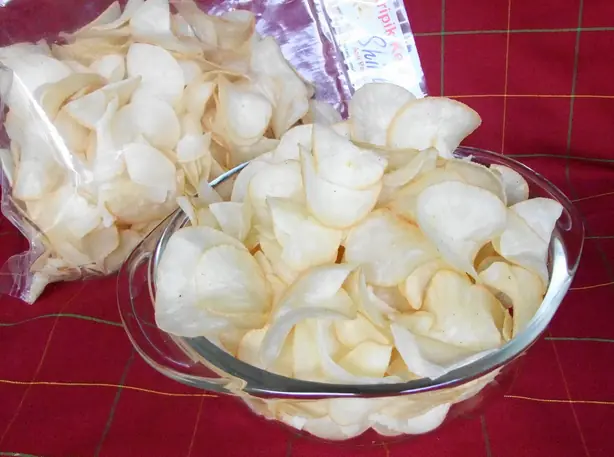 Foto von Kripik Singkong – Knusprige Indonesische Maniok-Chips – fertig angerichtet