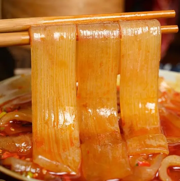 Foto von Kuanfen Noodles (Chinesische Breite Kartoffelnudeln) – fertig angerichtet