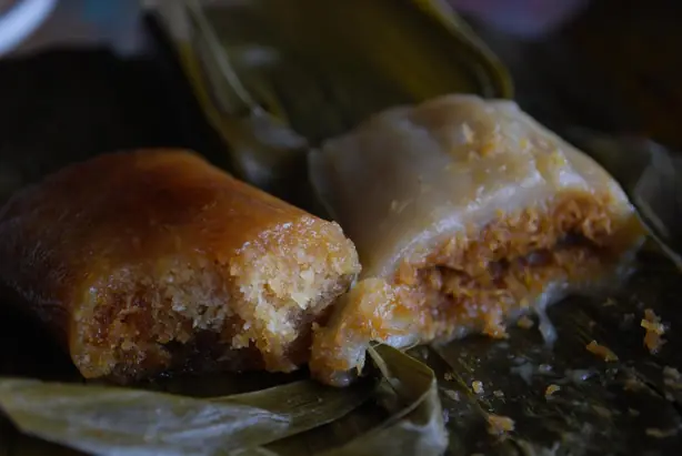 Foto von Kue Kochi - Indonesische Klebreis-Knödel mit süßer Kokosfüllung – fertig angerichtet