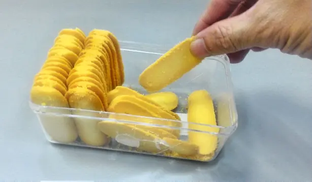 Foto von Kue Lidah Kucing (Indonesische Katzenzungen) – fertig angerichtet