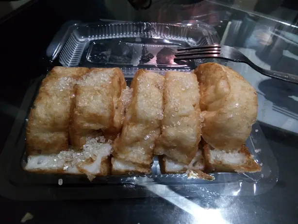 Foto von Kue Pancong – Indonesische Kokos-Reiskuchen – fertig angerichtet