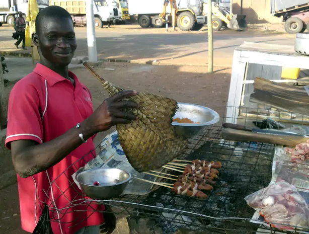 Foto von Kyinkyinga (Ghanaische Suya-Spieße) - Der würzige Streetfood-Klassiker – fertig angerichtet
