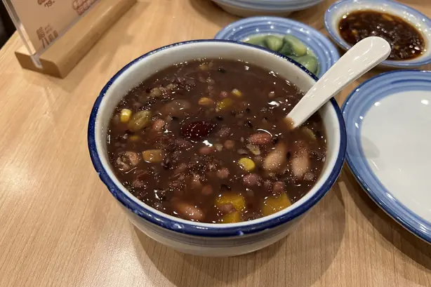 Foto von Laba Congee (Acht-Schätze-Brei) - Der süße Glücksbringer zum Laba-Fest – fertig angerichtet