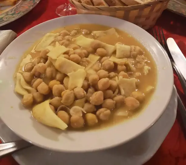 Foto von Lagane e ceci – Kalabriens legendäre Kichererbsen-Pasta – fertig angerichtet