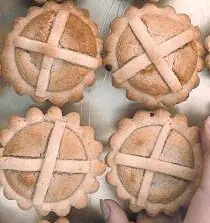 Foto von Leipziger Lerche - Das sächsische Mürbeteig-Törtchen mit Marzipanherz – fertig angerichtet