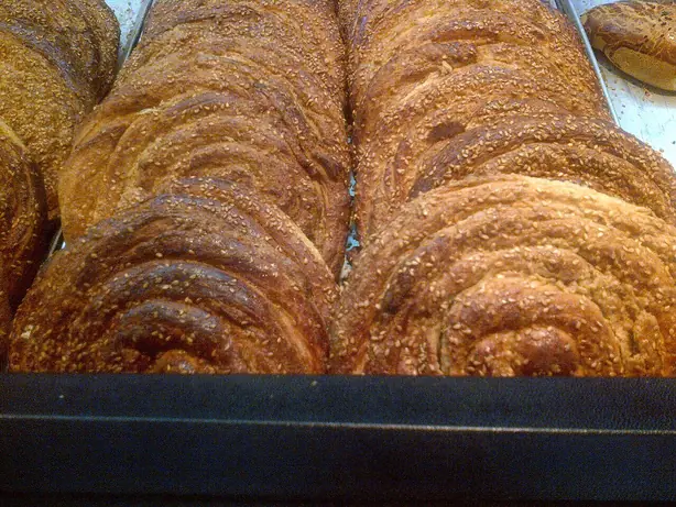 Foto von Levantinische Tahini-Schnecken (Tahinopitta) – fertig angerichtet