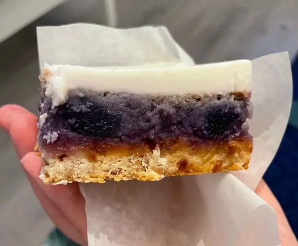 Foto von Lila Süßkartoffel-Haupia-Pie (Purple Sweet Potato Haupia Pie) – fertig angerichtet