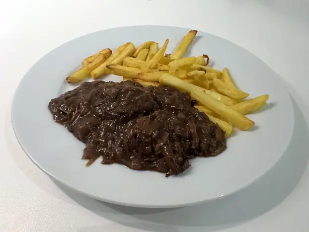 Foto von Limburgisches Zoervleis (Sauerfleisch) – fertig angerichtet