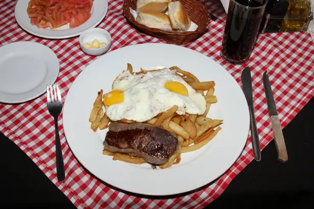 Foto von Lomo a lo pobre - Chilenisches Steak mit Spiegelei und Röstzwiebeln – fertig angerichtet