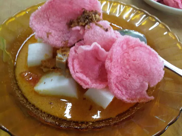 Foto von Lontong Dekem - Die legendäre Reiskuchen-Suppe aus Pemalang – fertig angerichtet
