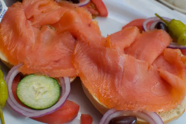 Foto von Lox - Traditioneller gebeizter Lachs nach New Yorker Art (Belly Lox) – fertig angerichtet