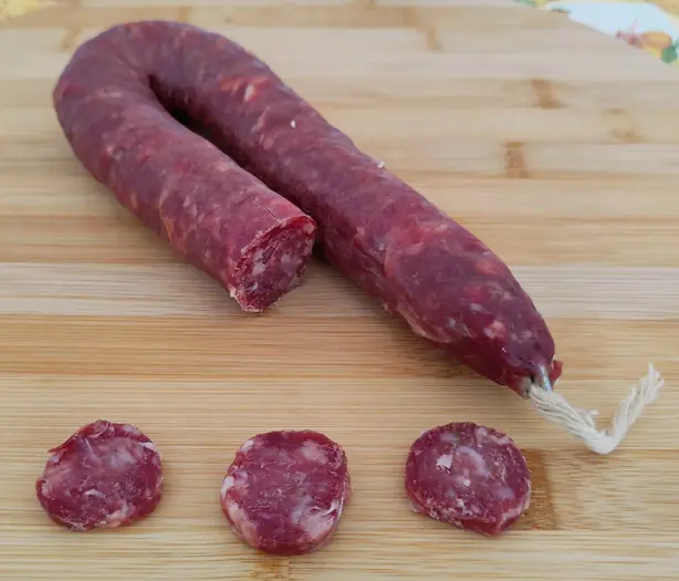 Foto von Lucanica - Die legendäre römische Bratwurst nach Apicius – fertig angerichtet