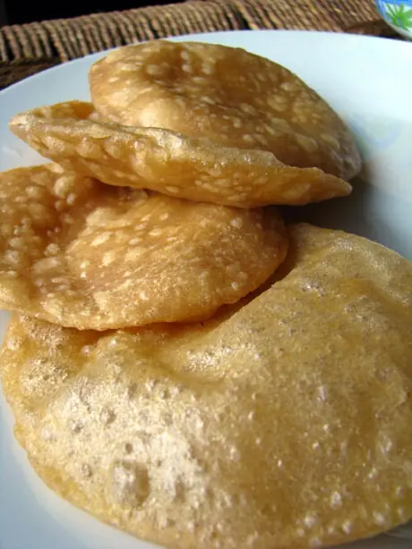 Foto von Luchi – Das luftige bengalische Fladenbrot – fertig angerichtet